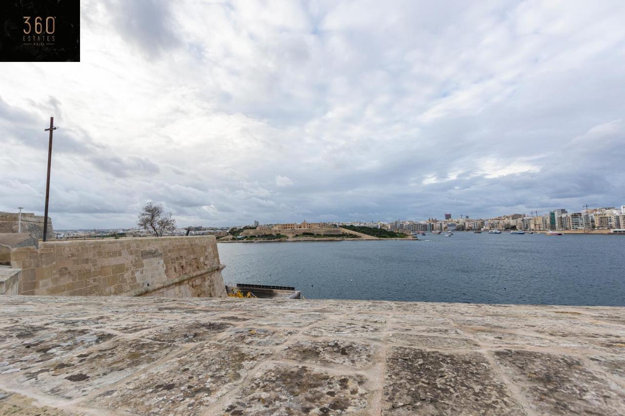 Seafront - Top Location, Top Floor With Wifi & Ac By 360 Estates Valletta Bagian luar foto