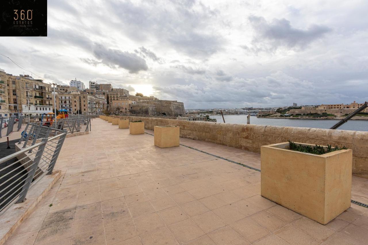 Seafront - Top Location, Top Floor With Wifi & Ac By 360 Estates Valletta Bagian luar foto