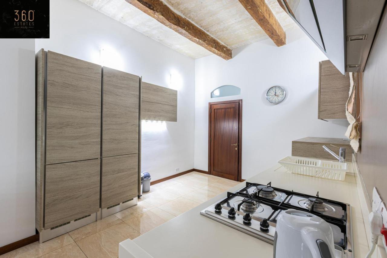 Seafront - Top Location, Top Floor With Wifi & Ac By 360 Estates Valletta Bagian luar foto