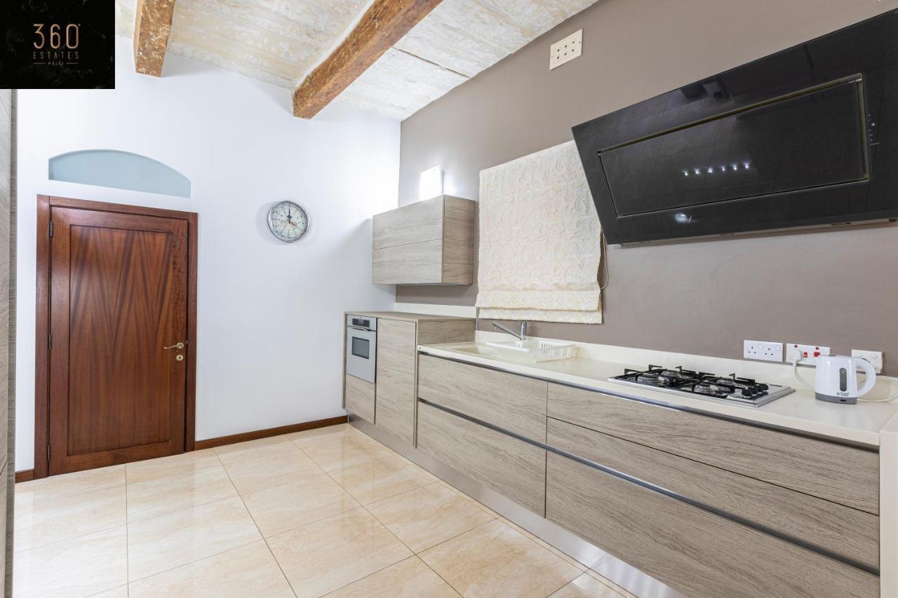 Seafront - Top Location, Top Floor With Wifi & Ac By 360 Estates Valletta Bagian luar foto