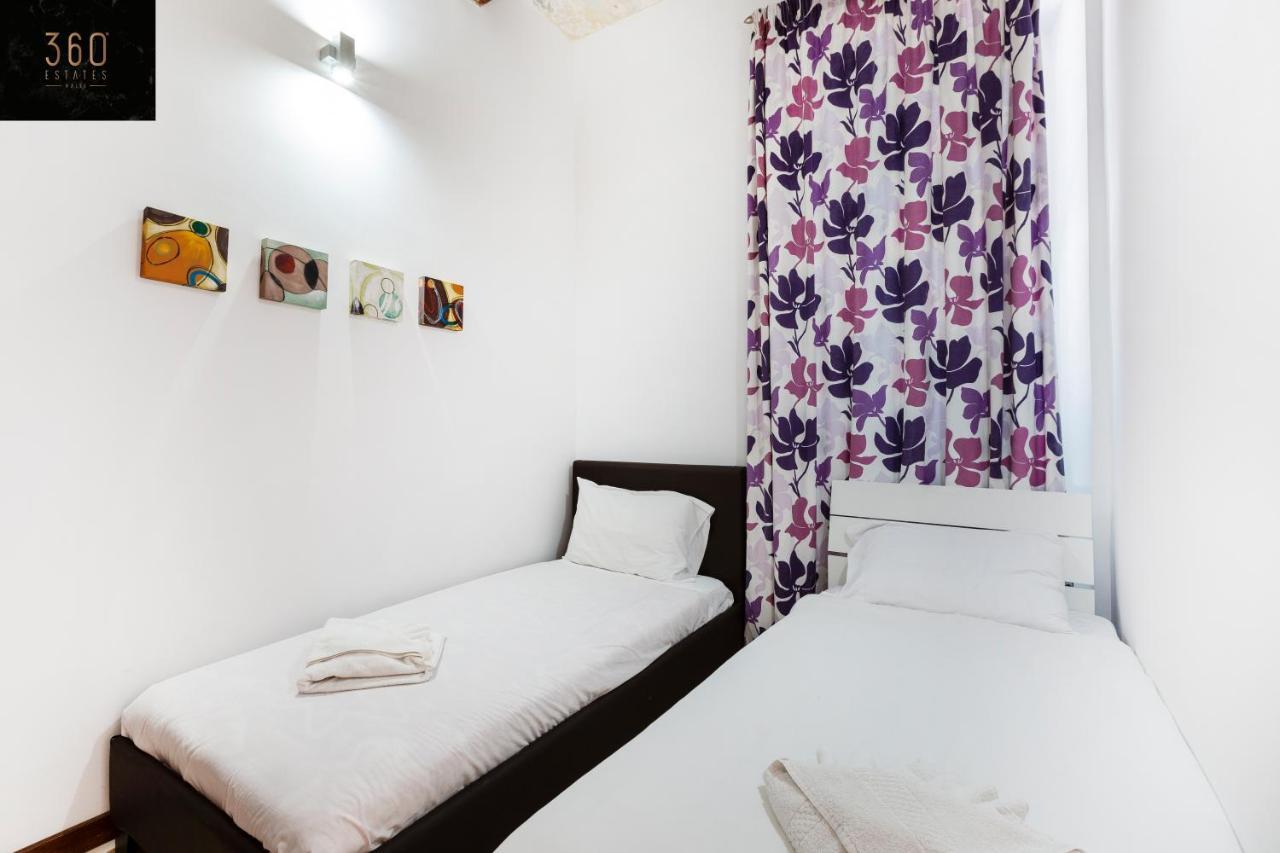 Seafront - Top Location, Top Floor With Wifi & Ac By 360 Estates Valletta Bagian luar foto